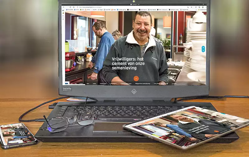Bezoek het digitaal magazine van het Vzo Laptop, tablet en telefoon met daarop een afbeeling uit het digitaal magazine